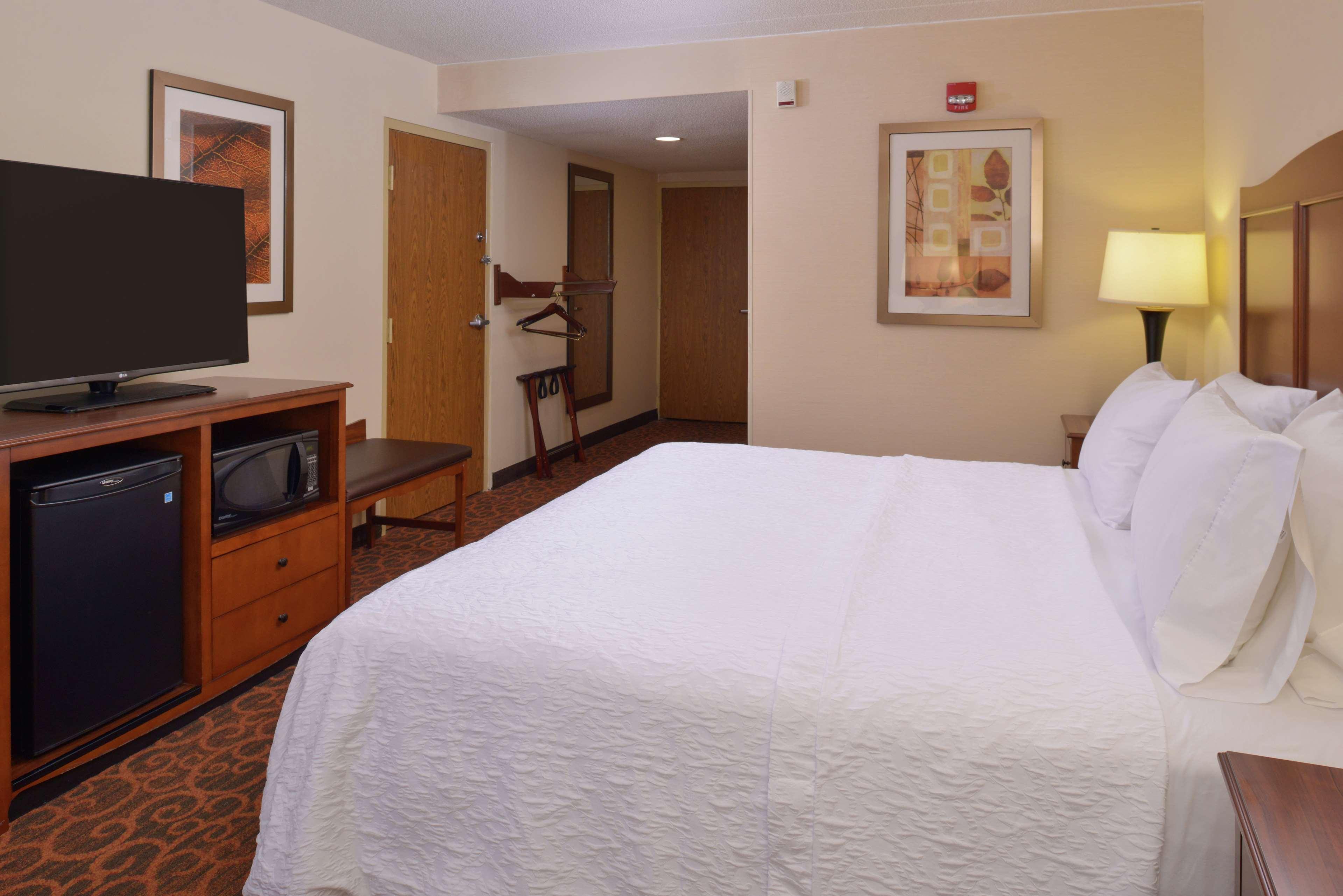 Hampton Inn Frederick Exterior photo
