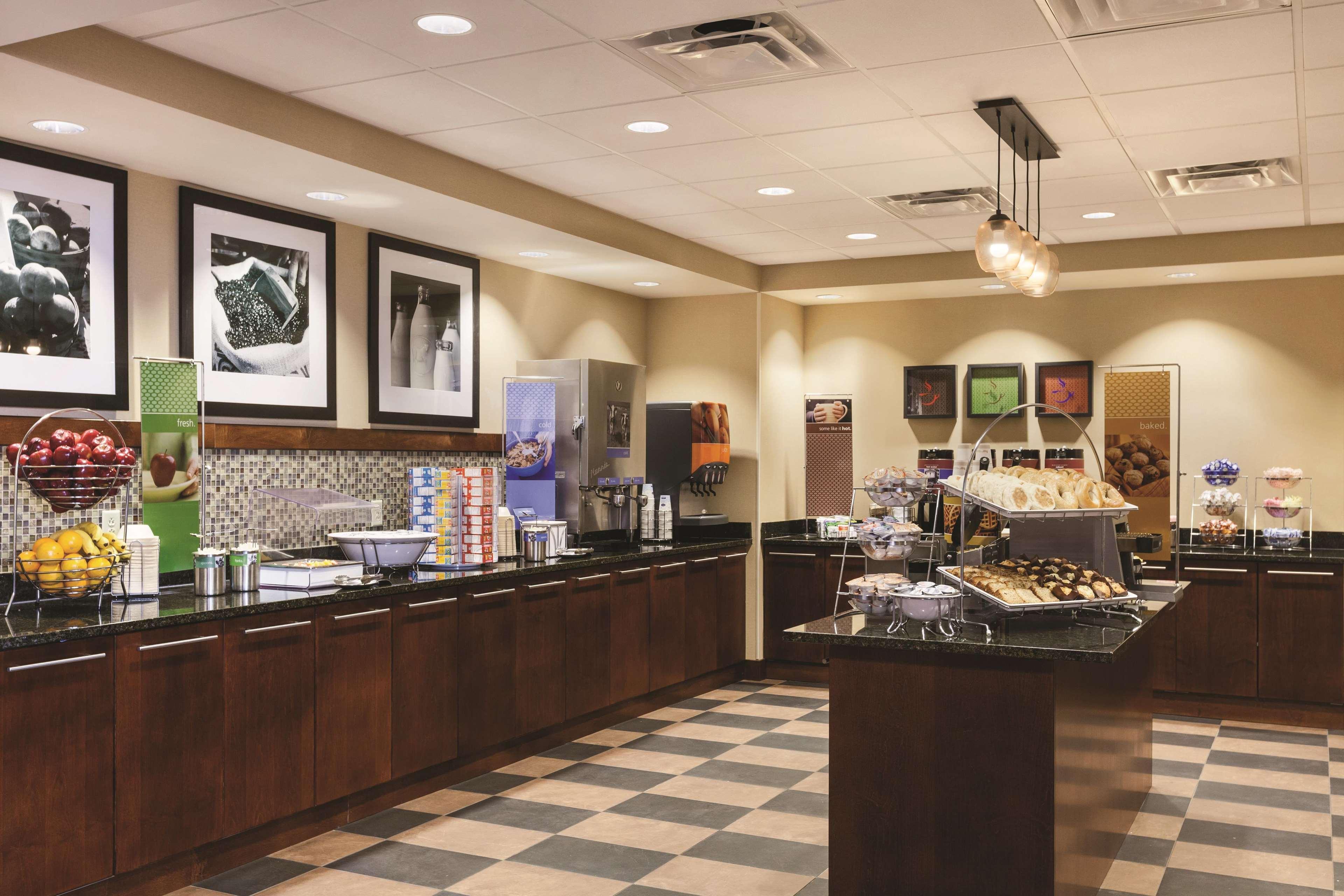 Hampton Inn Frederick Exterior photo