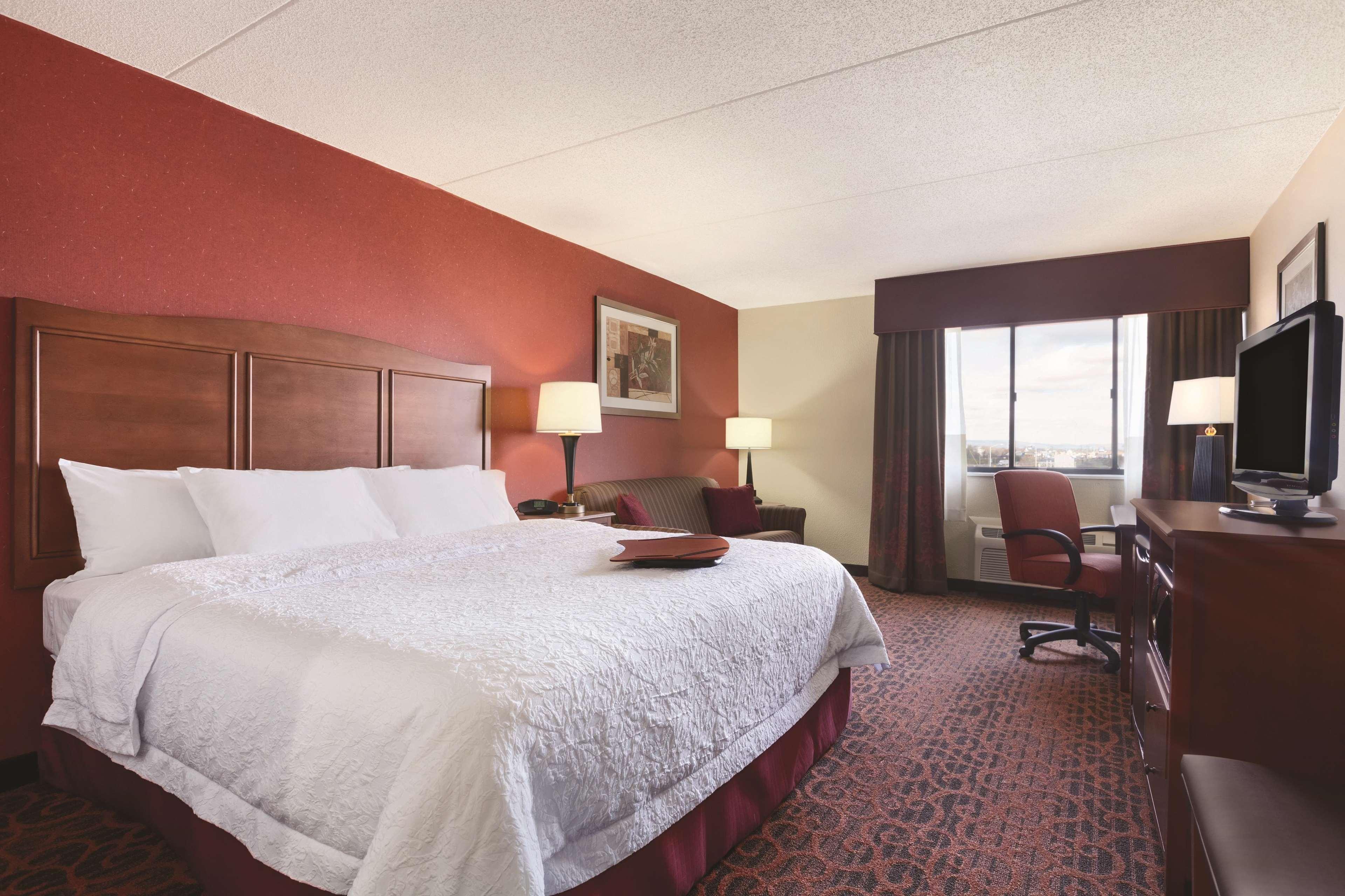 Hampton Inn Frederick Exterior photo