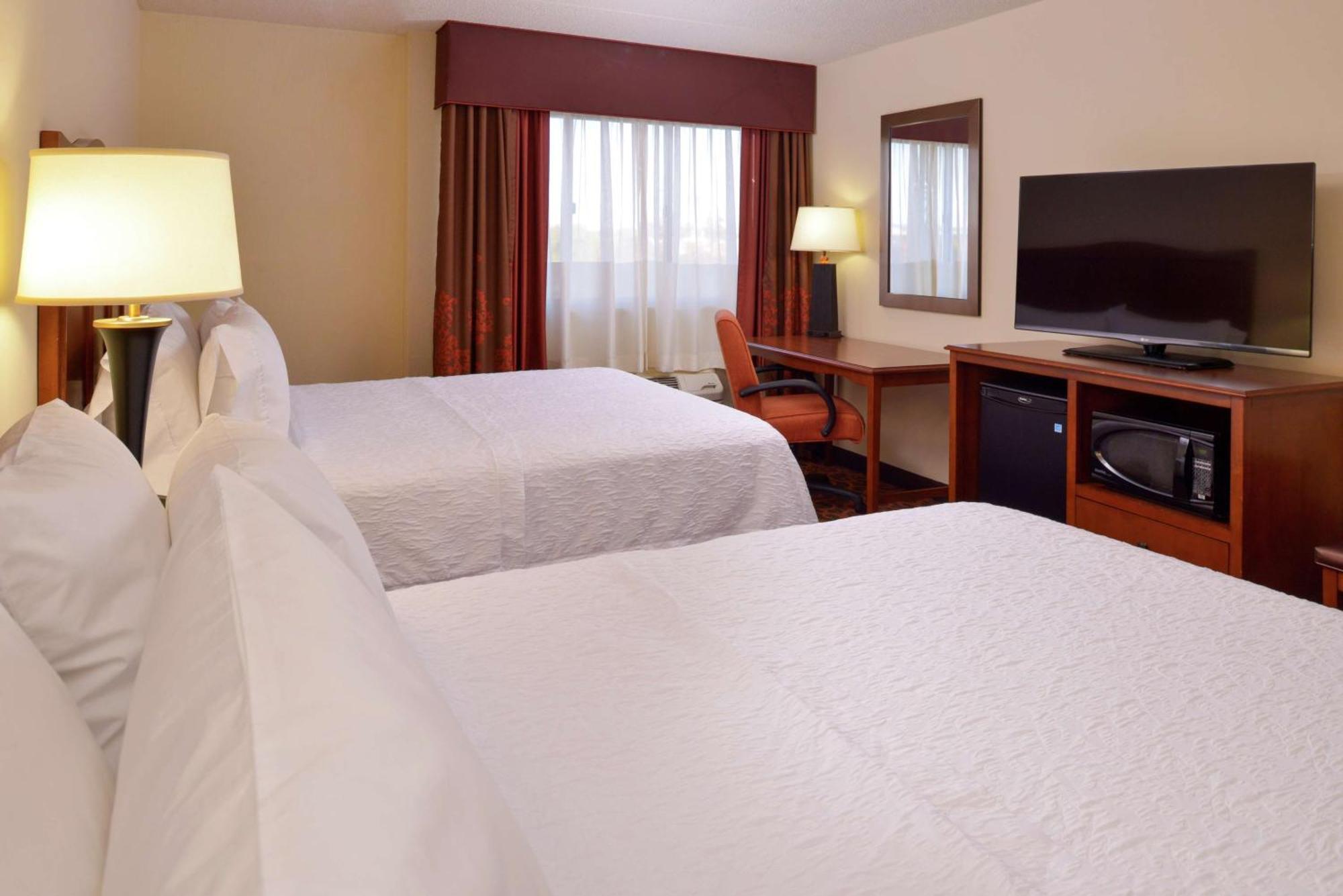 Hampton Inn Frederick Exterior photo